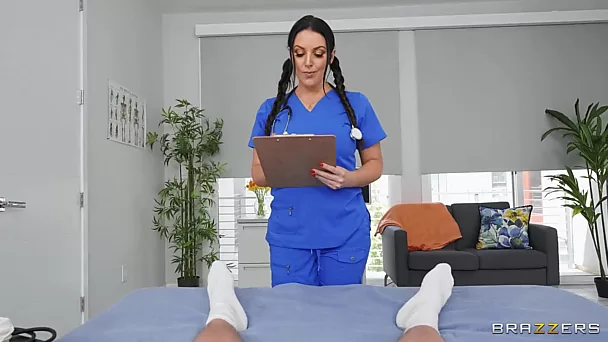 Die üppige Krankenschwester Angela White möchte, dass sich ihre Patientin durch die Bewegungen ihrer Muschi entspannt.