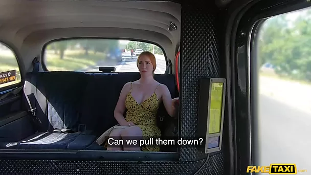 Ruiva com peitos leitosos recebe gozada em sua cereja após sexo no táxi