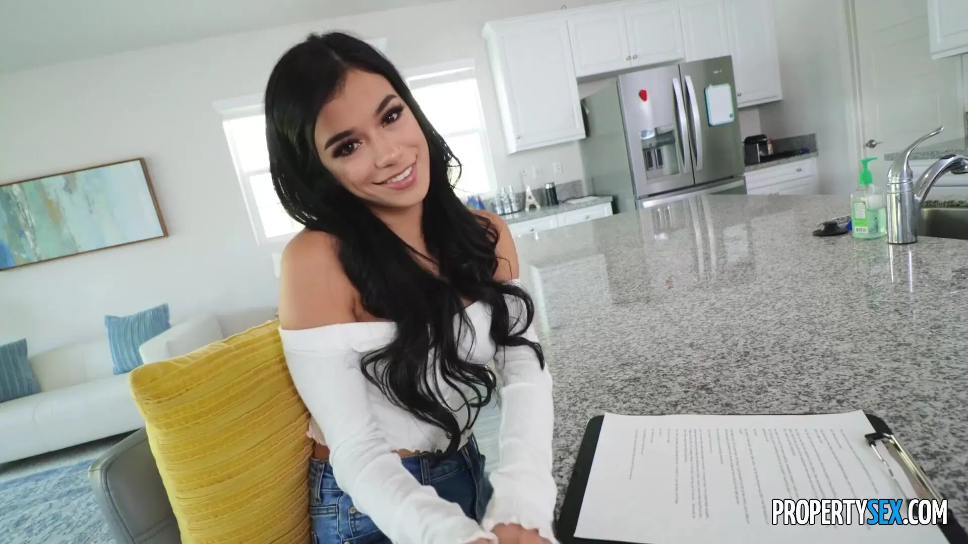 Diese süße, sexy Latina-Schönheit bekommt nach einem leidenschaftlichen Fick mit dem Hausbesitzer Sperma auf ihre Brüste