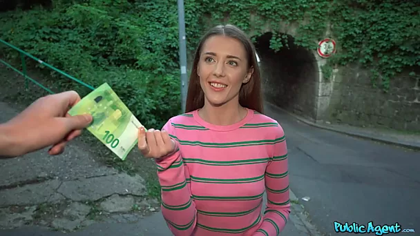 Nena adolescente sirviendo una enorme polla blanca por dinero en efectivo