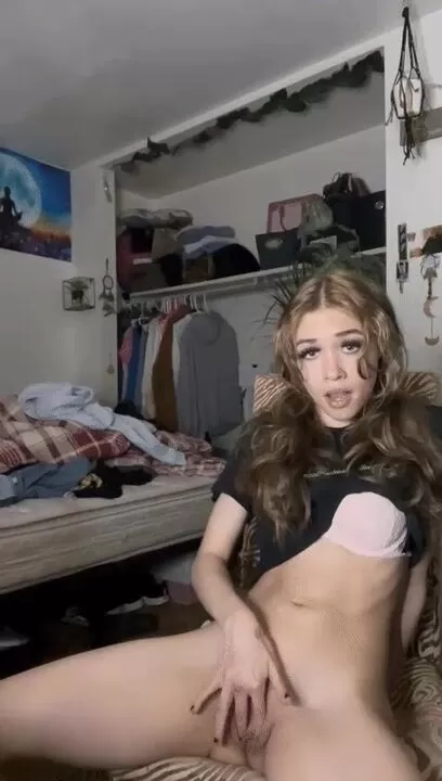 18, 4'11, 88 libras con tetas pequeñas, ¿Aplastar o pasar?