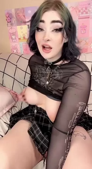 Y a-t-il des hétéros qui aimeraient des photos de bite d'une gothgirl ?