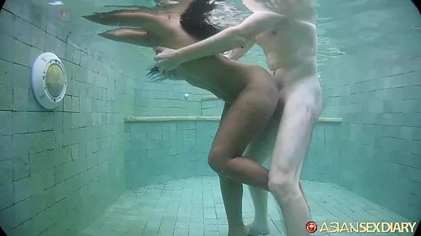 Prostituta tailandesa folla con turista blanco justo en la piscina