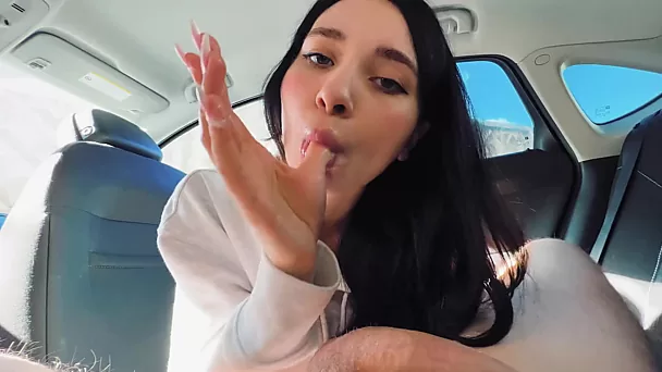Vingerslikkend spermadessert voor mooie vreemdeling die mijn lul zuigt in een auto op klaarlichte dag