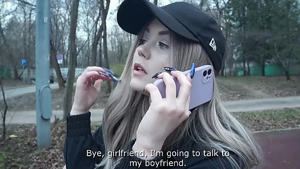 甜美的俄罗斯女孩遇见了她的前男友，并同意再次发生性关系