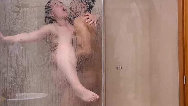 Junte-se à meia-irmã no chuveiro para sexo apaixonado e cheio de vapor