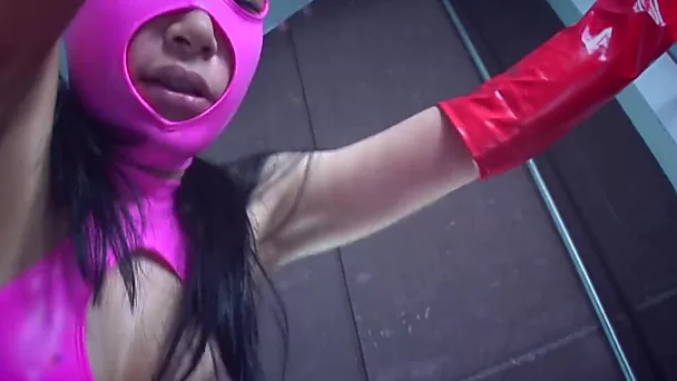 Азиатская проститутка в латексе Тихиро Асаи делает минет в маске и даёт в киску