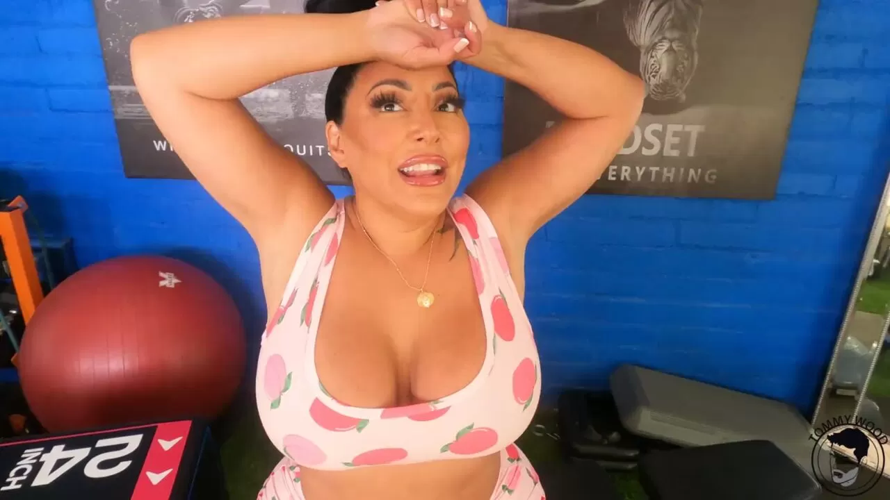 Kiara mia a ses gros seins et son énorme cul nus pour une baise dans une salle de gym image