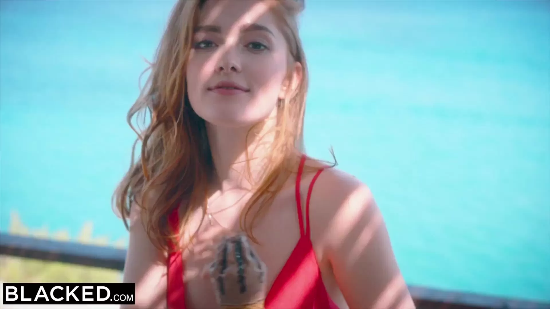 Schönes rothaariges Model geht mit BBC am öffentlichen Strand fremd Bild Bild