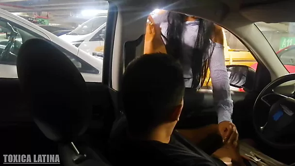 Latina surprised stranger with handjob and quick sex in his car