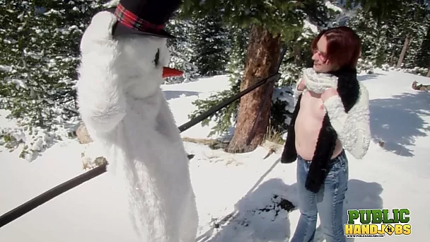 Öffentliche Handjobs Brandi de Lafey streichelt einen Schneemann