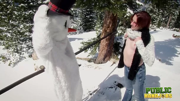 Seghe pubbliche brandi de lafey accarezza un pupazzo di neve