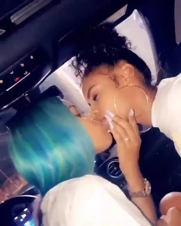 besándose en el auto