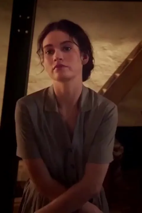 Lily James gros cul dans l'exception