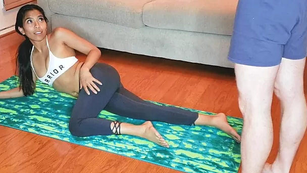 Un beau-frère en chaleur a baisé sa demi-soeur asiatique flexible après une formation de yoga