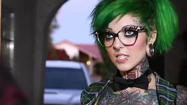Punk-Babe bittet darum, auf ihre großen tätowierten Titten zu kommen