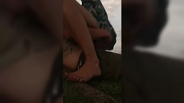 Cowgirl-Sex mit einem Amateurpaar im Freien eines öffentlichen Parks