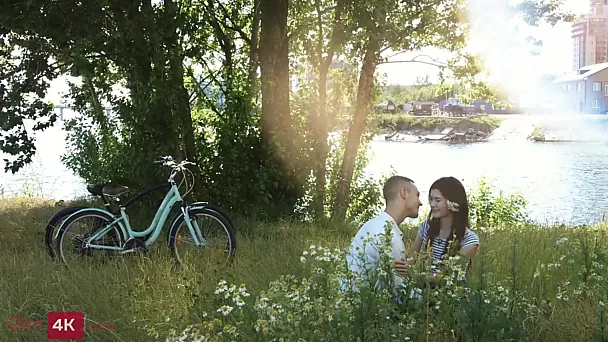 自転車でのロマンチックなデートは情熱的で美しいセックスで終わります