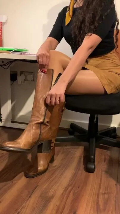 Problemi in ufficio: liberare gambe e piedi di nylon!