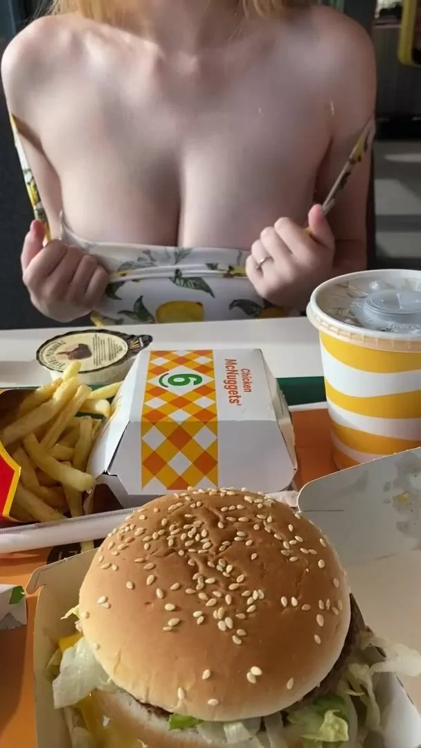 Apenas exibindo meus grandes McTiddies..