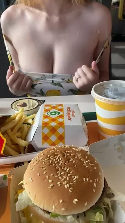 Je fais juste flasher mes gros McTiddies..