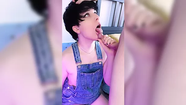 Femboy sexy faz um ótimo boquete e permite que você lamba sua bunda grande.