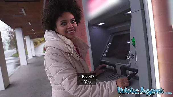 Бразильскую чернокожую снимает возбужденный агент