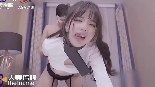 스타킹을 신은 예쁜 중국 여성은 즐거운 섹스를 위해 항상 다리를 벌릴 준비가 되어 있습니다.