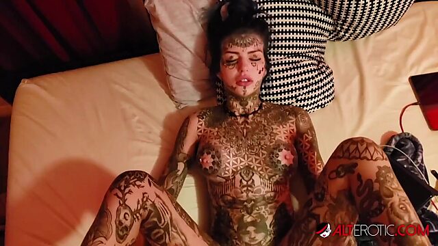 Extremely inked Amber Luke needs a cock