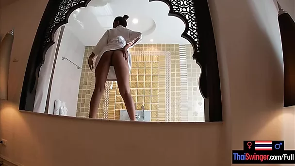 Tajska prostytutka ssie kutasa w wannie i rucha się w pozie na pieska