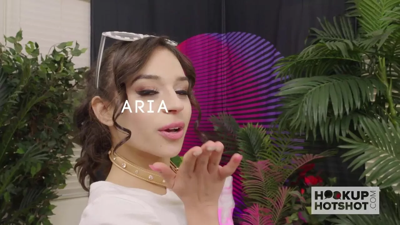 Aria는 작은 인형이 되는 것을 좋아합니다.
