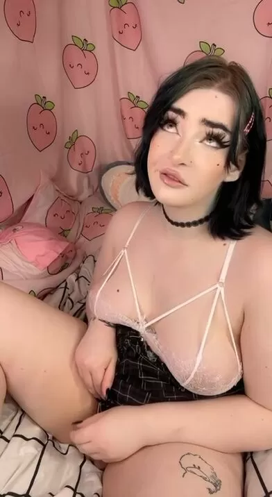 Soyez honnête, vous êtes-vous déjà branlé avec une gothgirl aux gros seins ?