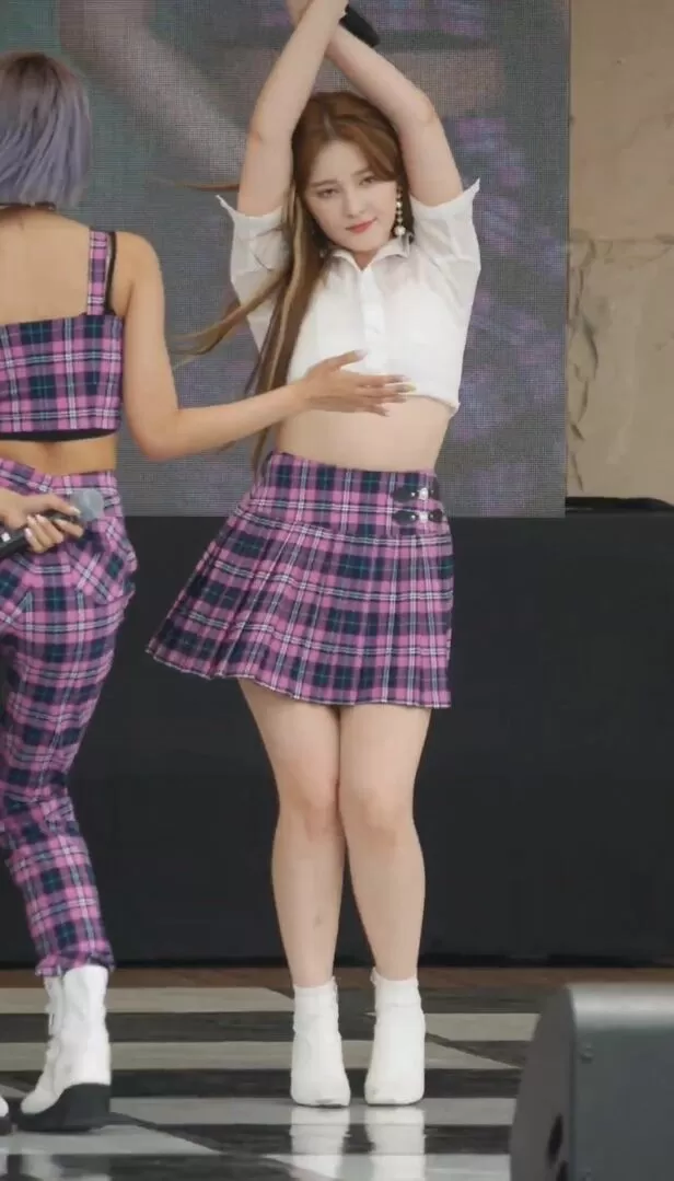 Nancy Momoland 火辣诱人的舞台舞