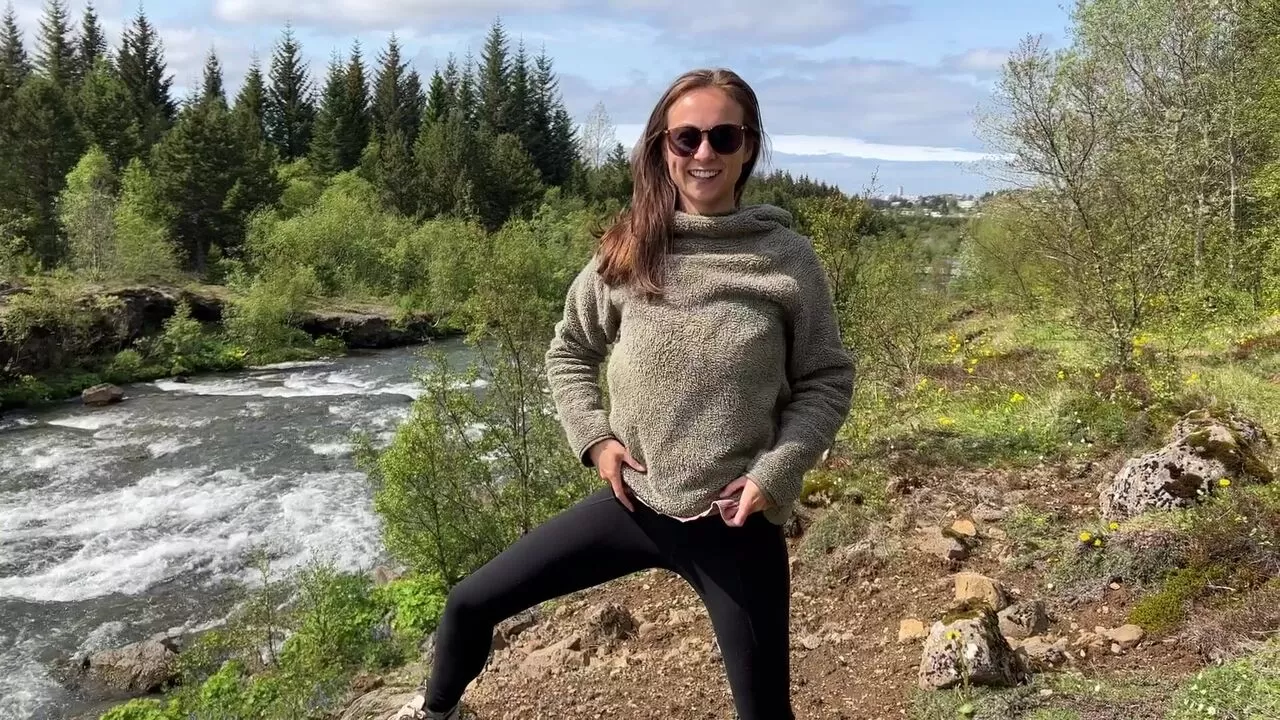 Linda caminhada ao longo de um rio na Islândia, só melhorada com alguns flashes