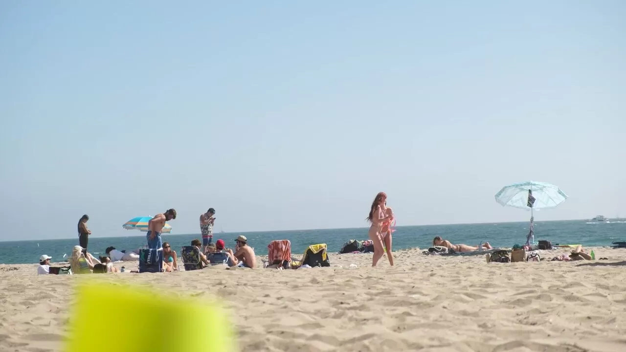 내 친구가 해변에서 모두가 보는 앞에서 내 비키니를 훔쳤어요!