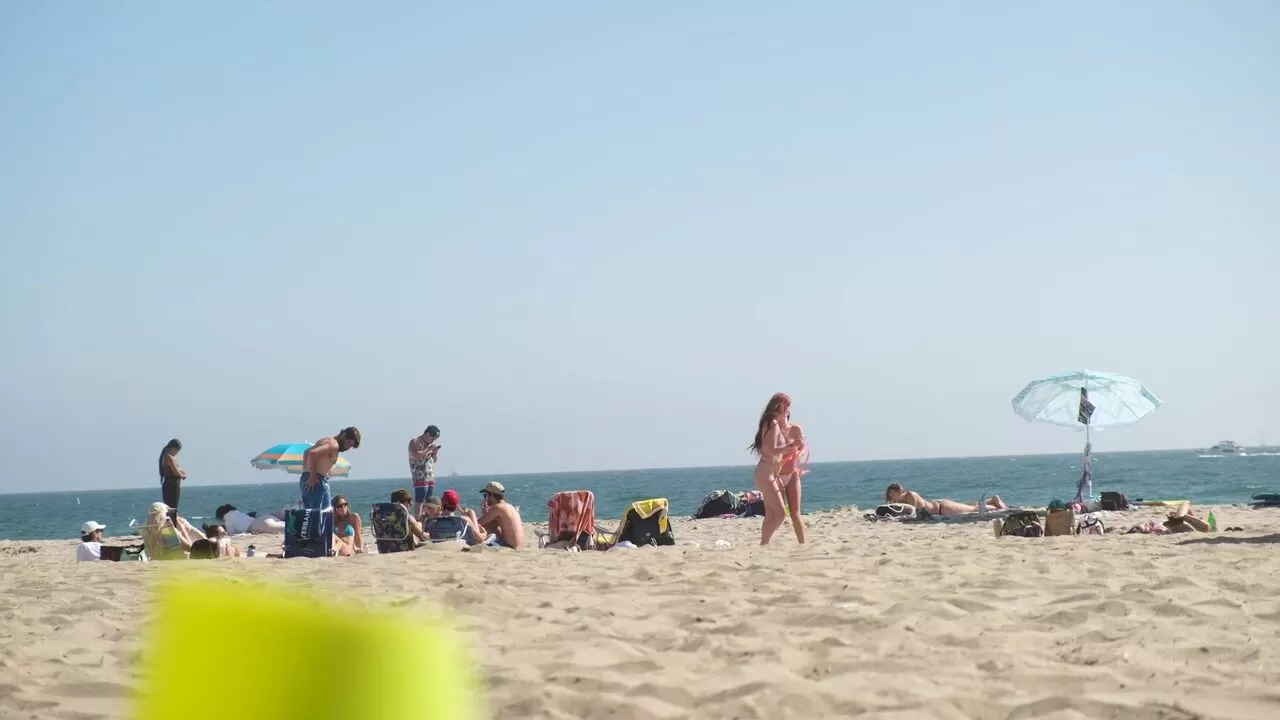 Mijn vriendin heeft mijn bikini gestolen waar iedereen op het strand bij was!