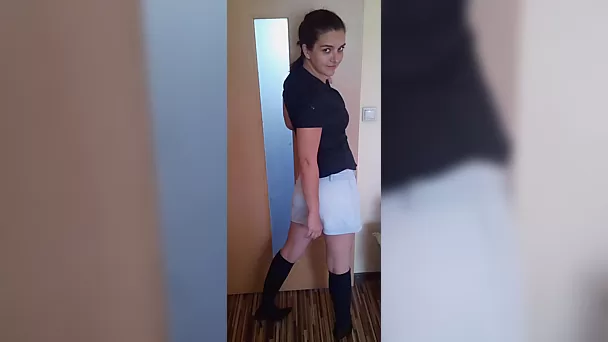 Morena amateur recibe una polla en su agujero peludo