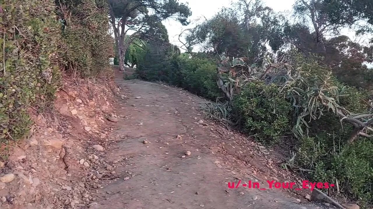 Je le fais sur le sentier au milieu de la ville