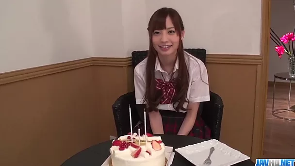 Buon compleanno e buon creampie nella figa di una studentessa giapponese!