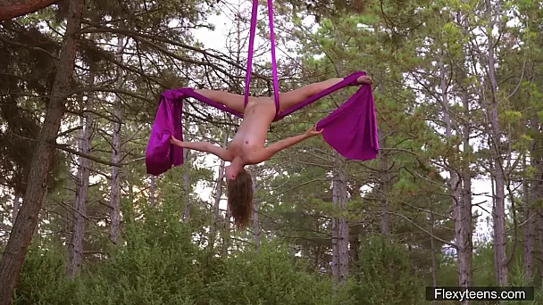 Flexibele Kim Nadara pronkt met haar lichaam terwijl ze buiten aan het touw zit