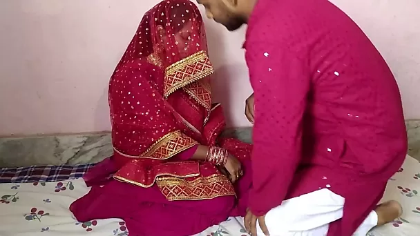 Een gepassioneerde schoonheid uit India heeft een leuke huwelijksreis met haar man.