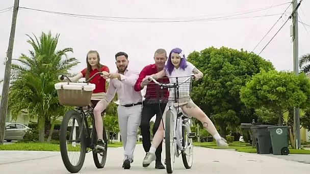 Excités après une leçon de balade à vélo, de petites adolescentes sim échangent leurs beaux-pères contre un plan à quatre sauvage