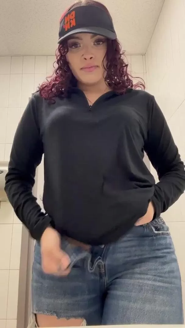 Me gusta mostrar mi cuerpo de latina en el trabajo... pero shhhh, no lo digas.