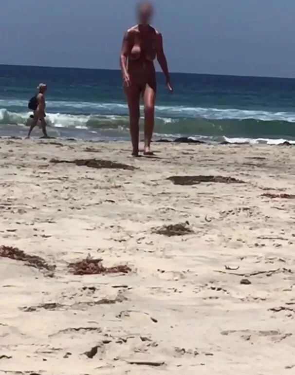 Mijn vrouw pist op Blacks Beach, San Diego, Californië.