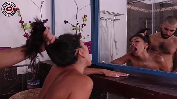 Gebruinde Italiaanse vriendin wordt voor de spiegel geneukt voordat ze in de badkamer is