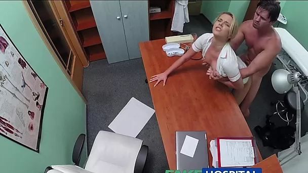 Горячая медсестра Никки Дрим соблазняет студента своим телом - Fake Hub