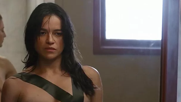 La caliente actriz latina michelle rodriguez es tan linda y sexy. ¡Se desnudó mostrando sus tetas perfectas!