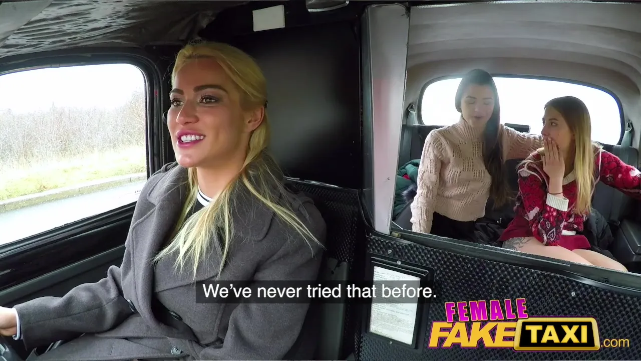 Erstaunlicher lesbischer Dreier mit Taxifahrerin und ihren geilen Fahrgästen Bild Bild
