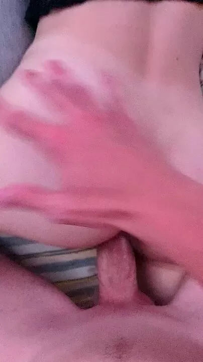 Dejé que mi novio se fuera de vacaciones y le dije que me enviara un video de cualquiera con quien se juntara, esto me tenía muy mojada.