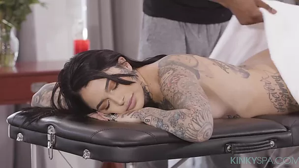 Coming to the masseur after masturbation was a bad idea of a tattooed slut